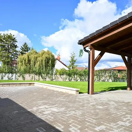 Pool & Relax Mukarov Feriehus