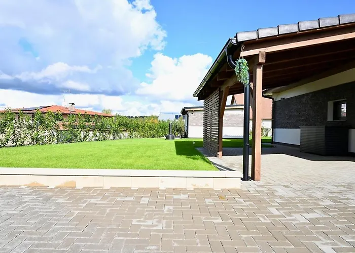 Pool & Relax Mukarov Holiday home *