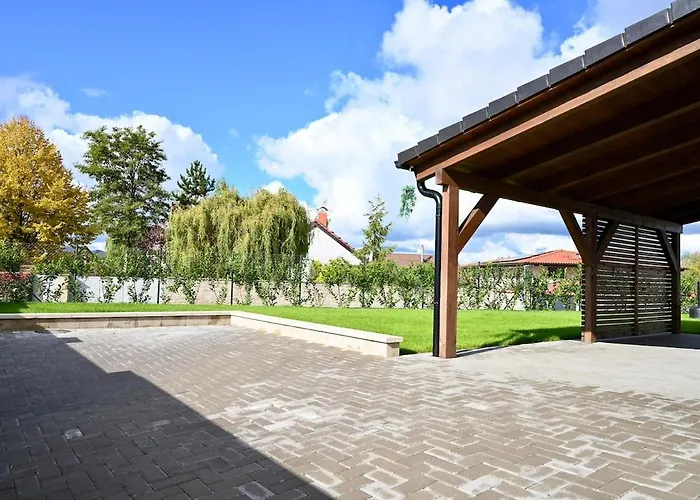 Pool & Relax Mukarov Holiday home