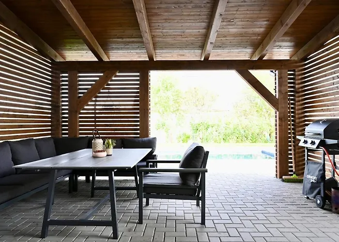 Pool & Relax Mukarov Holiday home *