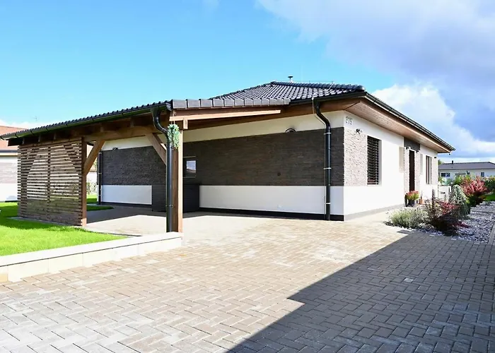 Pool & Relax Mukarov Holiday home *